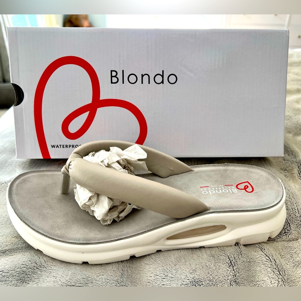 NWT - Blondo Abigail flip flop sandals in Gray and White